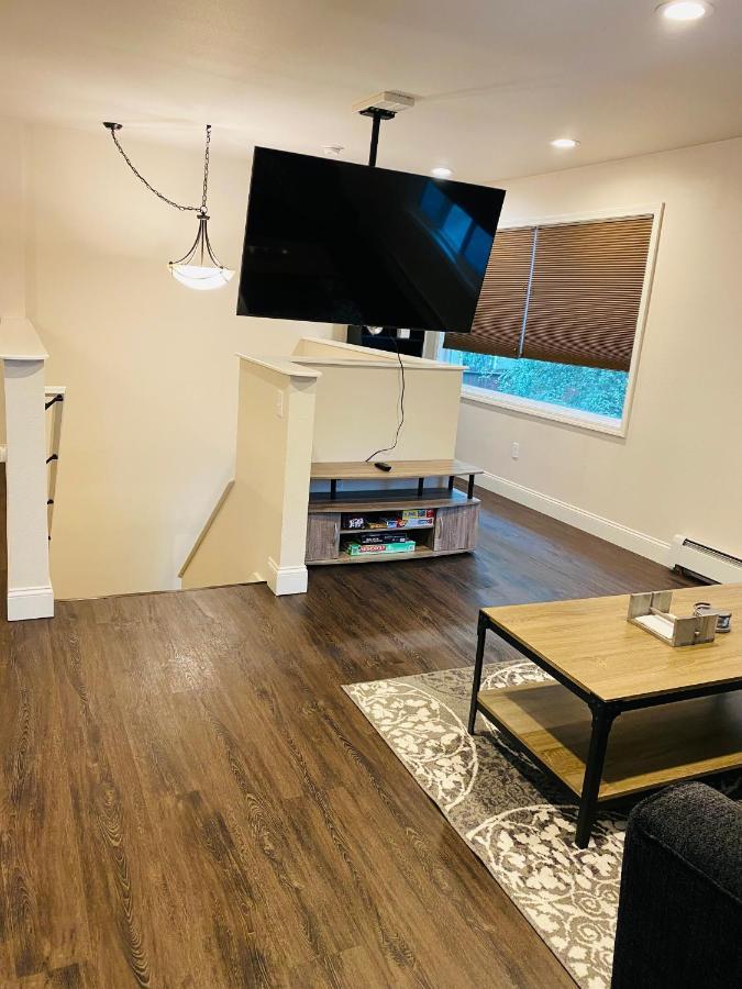Beautiful 2 Bedroom 1 Bath Apartment With Private Garage Anchorage Exteriör bild